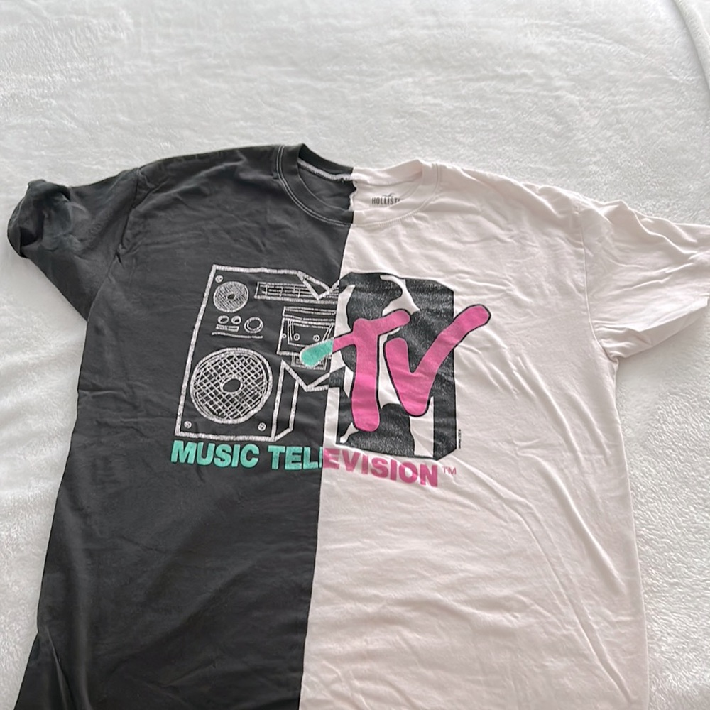 Medium women’s Hollister oversized graphic top MTV